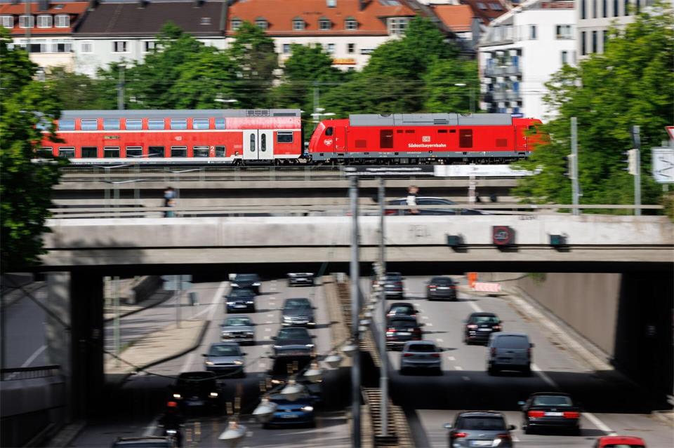 Ein Zug der Südostbayernbahn, wie er zwischen München und Mühldorf im Einsatz ist. (Archivbild)Matthias Balk/dpa