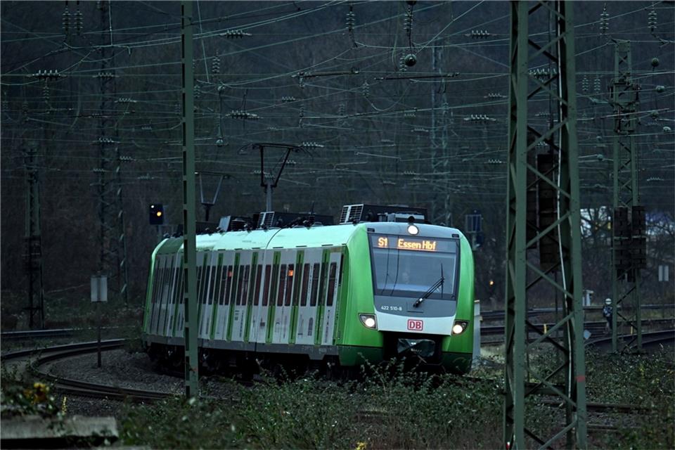 Bahn baut am Schienennetz: Erste große Sperrung in Bochum Ein Zug fährt in den Hauptbahnhof ein.