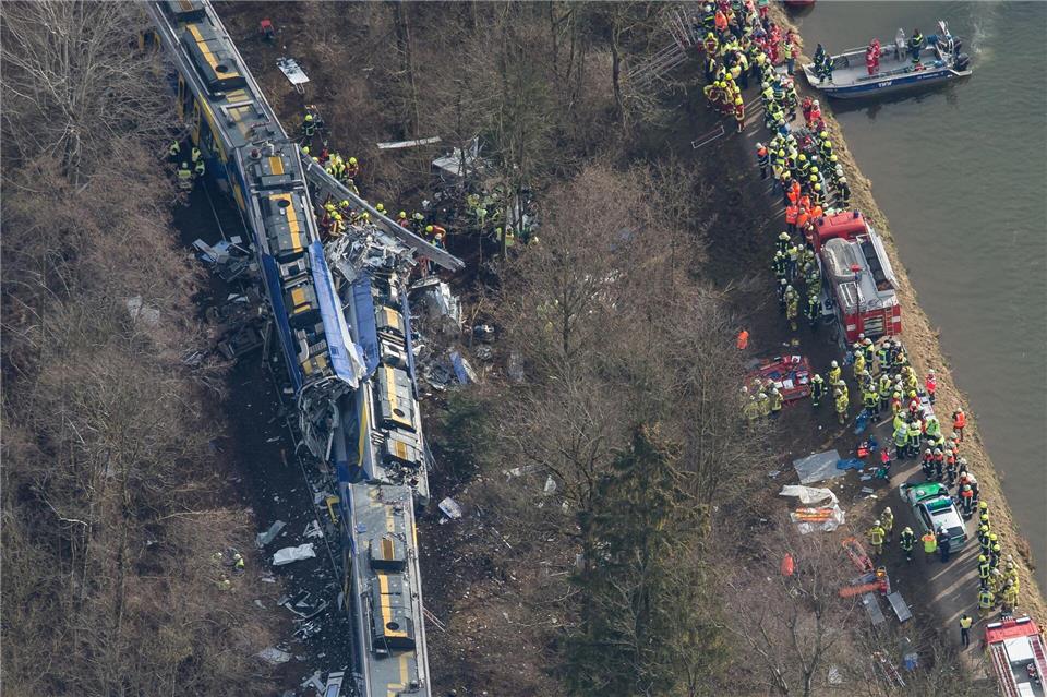 Ein Zug hatte sich in den anderen gebohrt. (Archivbild)  picture alliance / Peter Kneffel/dpa