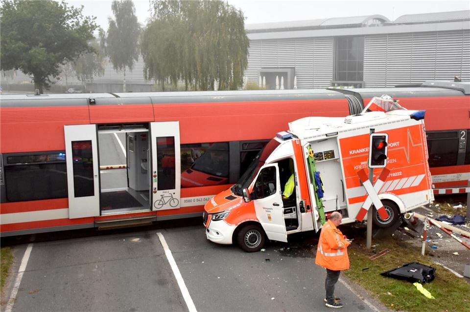 Ein Zug ist auf den Bahngleisen in Ahaus mit einem Rettungswagen kollidiert.