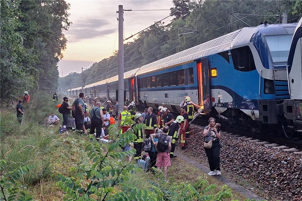 Ein Zug mit mehr als 600 Fahrgästen strandete in Brandenburg - der Zug hatte keinen Strom und damit auch keine Klimaanlage.-/Landkreis Prignitz Feuerwehr/dpa