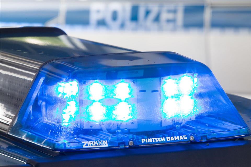 Ein Zug stößt mit einem Müllauto zusammen. (Symbolbild)Friso Gentsch/dpa