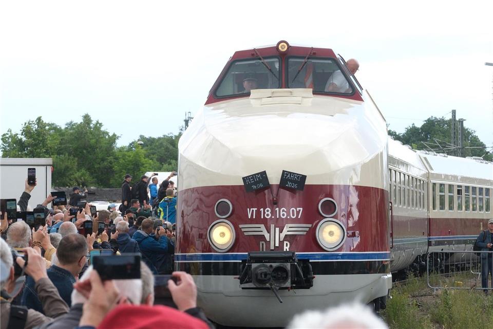 Ein Zug vom Typ SVT passiert den Bahnhof Radebeul-Ost. Nach mehr als fünf Jahren Restaurierung rollt der historische Schnellzug SVT Görlitz aus den 1960er Jahren wieder. Sebastian Willnow/dpa