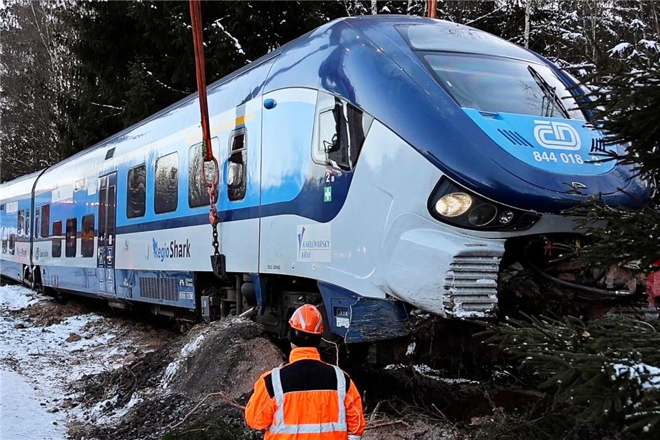 Ein Zugunfall im Bahnhof von Johanngeorgenstadt ging glimpflich aus. -/extremwetter.tv/dpa