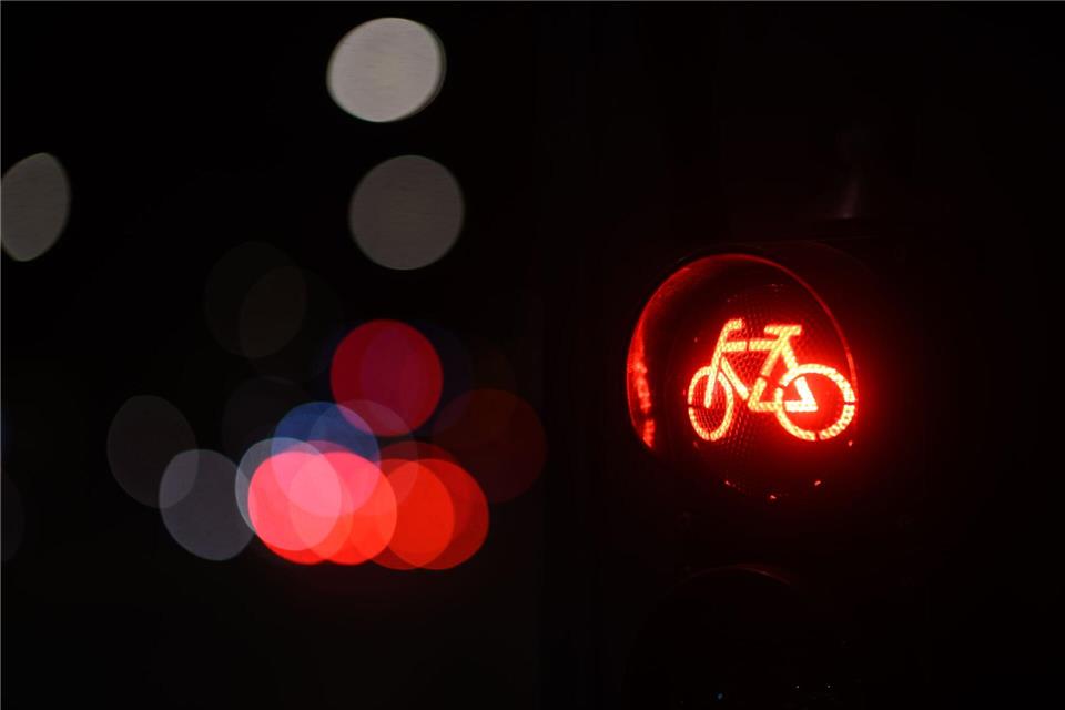 Ein Zusammenprall zwischen einem Radfahrer und einem Fußgänger findet am Wochenende in Ahlen kein gutes Ende. (Symbolbild)Robert Michael/dpa