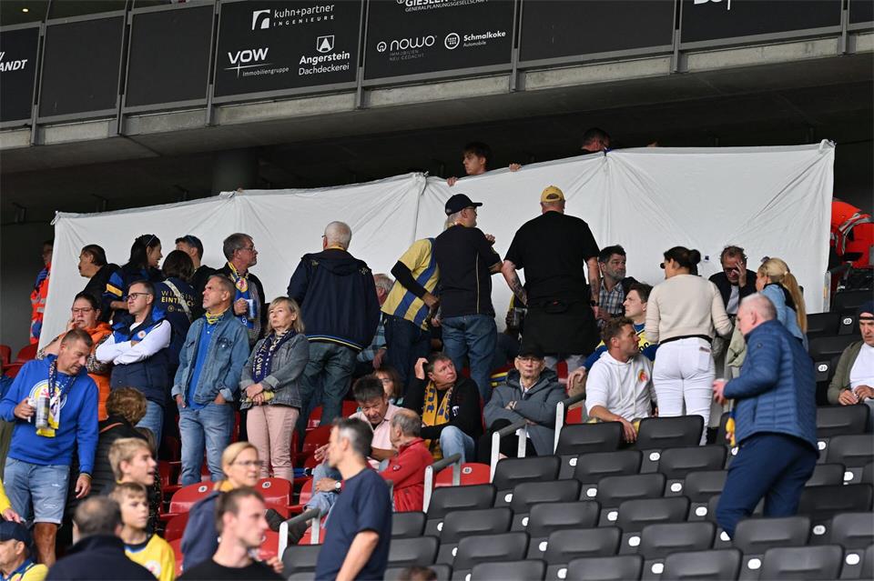 Ein Zuschauer ist nach einem Notfall bei der Zweitliga-Partie zwischen Eintracht Braunschweig und Dynamo Dresden gestorben.Swen Pförtner/dpa
