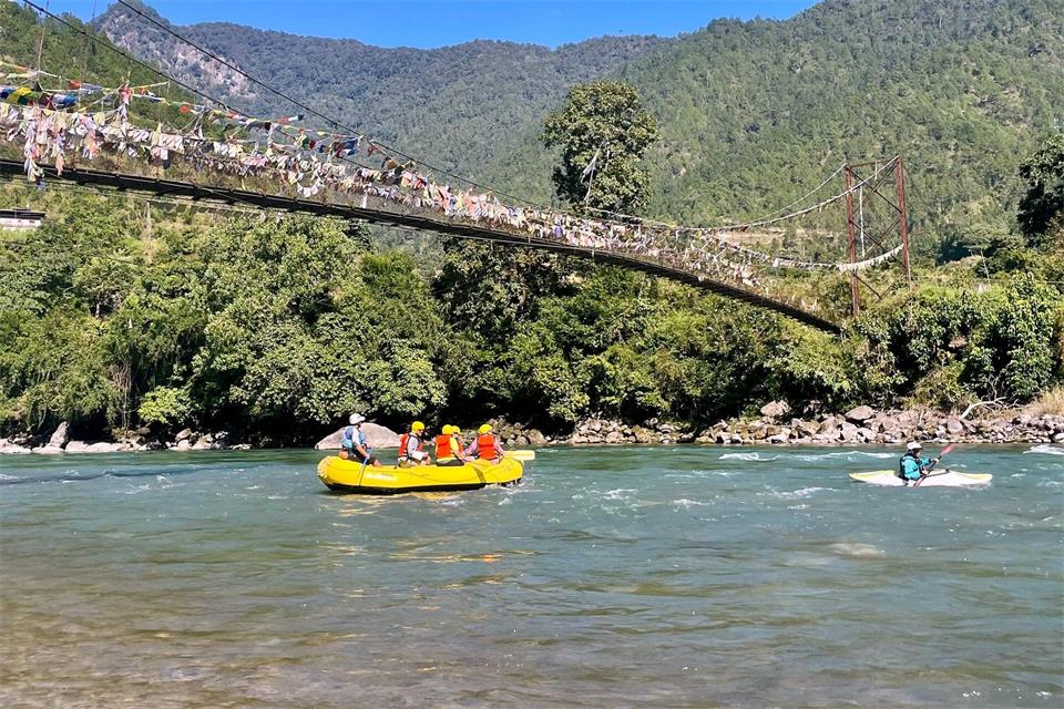 Ein allzu weltliches Vergnügen im allgegenwärtig buddhistischen Bhutan: Wildwasser-Rafting auf dem Mo Chhu.Bernhard Krieger/dpa-tmn