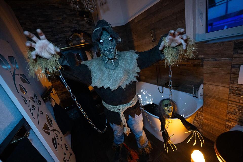 Ein als Monster verkleideter Darsteller wartet im Inneren der alten Villa auf die Besucher.Boris Roessler/dpa