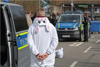 Ein als Osterhase kostümierter Motorradfahrer wird in Blankenburg von Einsatzkräften der Polizei am sogenannten Car-Freitag an der Rappbodetalsperre kontrolliert. Matthias Bein/dpa
