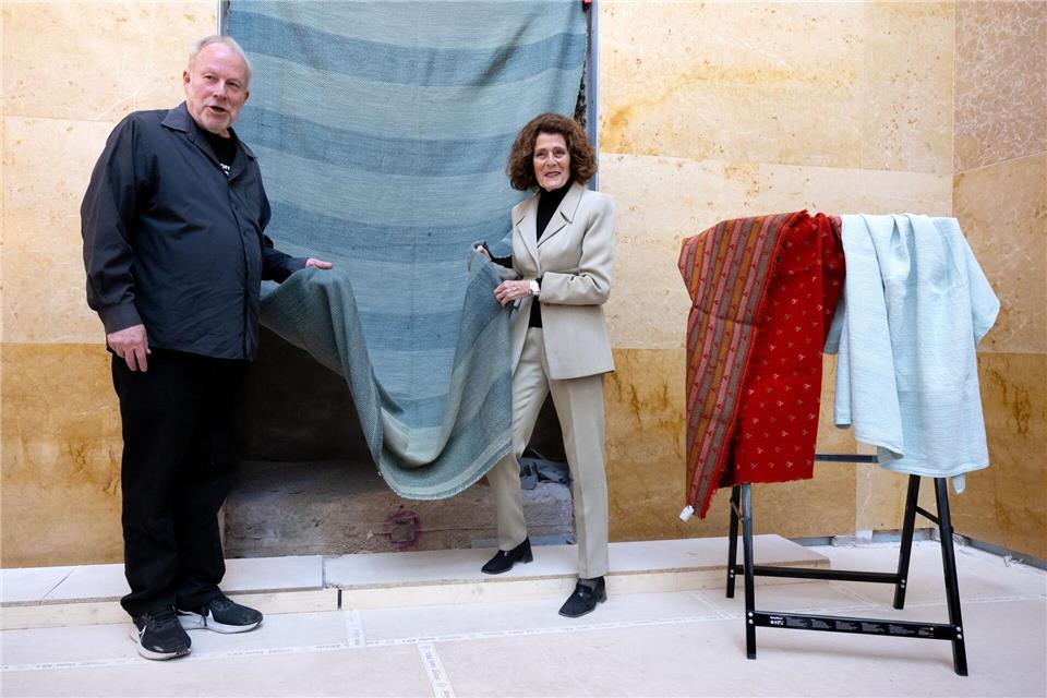 Ein alter Stoff der Bauhaus-Künstlerin Gunta Stölzl soll künftig vor dem Thoraschrein der neuen Synagoge an der Reichenbachstraße hängen, die nach der Sanierung im Laufe des Jahres eröffnet wird. Sven Hoppe/dpa