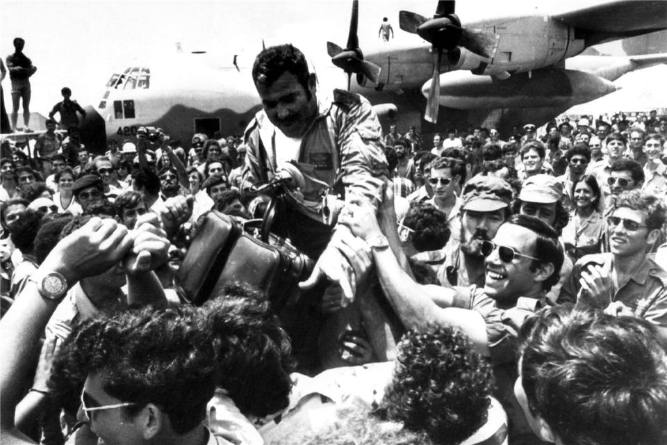 Ein an der damaligen Befreiungsaktion beteiligter Pilot wurde nach der Rückkehr auf dem Flughafen Ben Gurion gefeiert. (Archivbild)picture alliance / dpa