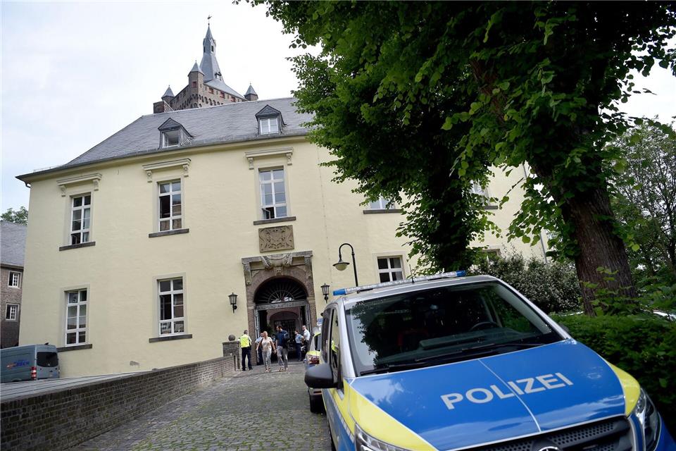 Ein angeblicher Notfallsanitäter mit gefälschten Unterlagen kommt vor Gericht. Er soll den Tod eines Patienten billigend in Kauf genommen haben. (Archivbild)Caroline Seidel/dpa