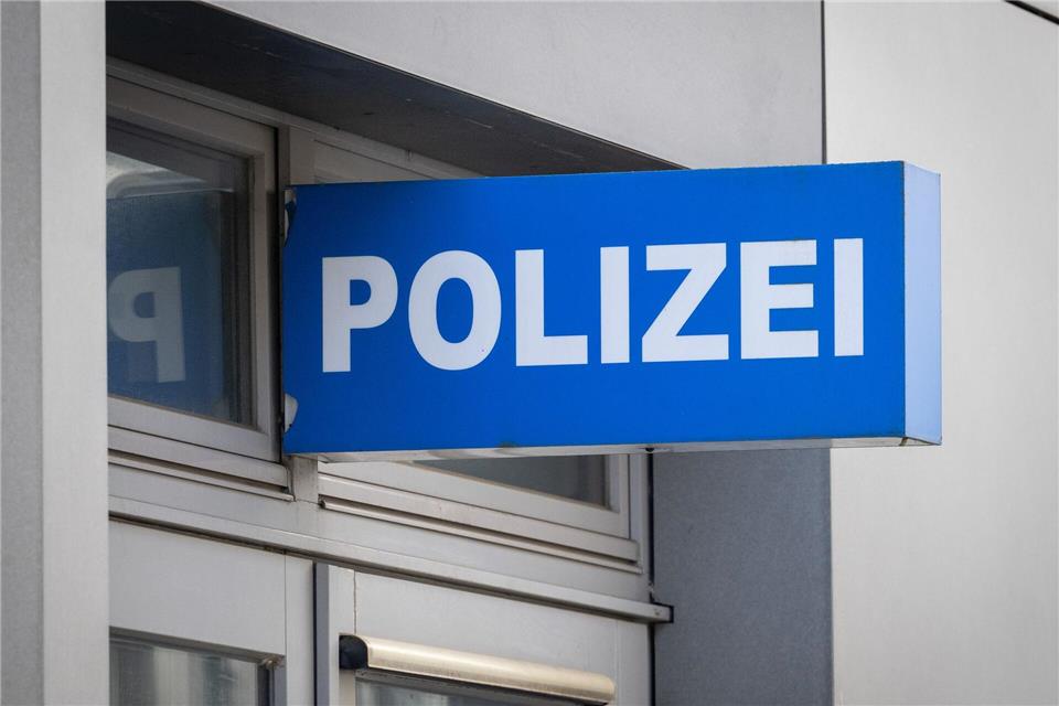 Ein angeblicher Polizeibeamter wollte bei der Polizeiinspektion in Brandenburg an der Havel an Daten aus einem Auskunftssystem kommen. (Symbolfoto) Soeren Stache/dpa