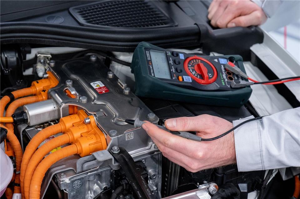 Ein angehender Kfz-Mechatroniker bei der Arbeit: In Mecklenburg-Vorpommern sind noch viele Ausbildungsstellen unbesetzt. (Symbolbild)Hendrik Schmidt/dpa