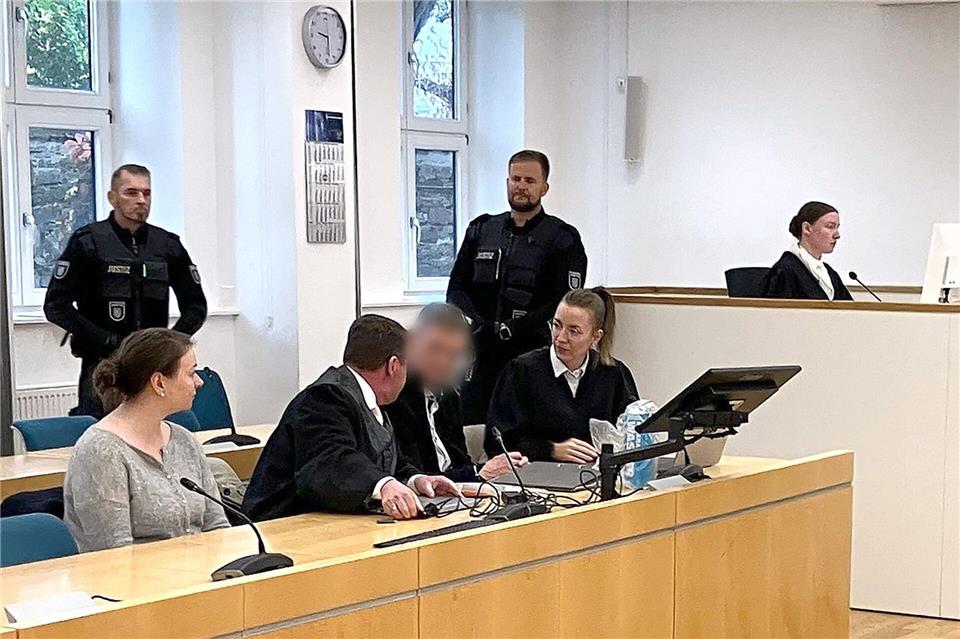 Ein angeklagter Lehrer räumt zum Prozessauftakt vor dem Landgericht Erfurt ein, Sex mit seiner Schülerin gehabt zu haben. Annett Gehler/dpa