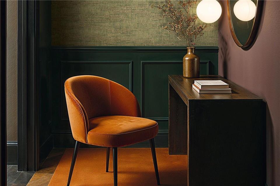 Ein angesagtes Match: Grüntöne auf der Tapete zum orangefarbenen Möbelstück. Hier zu sehen am Tapeten-Beispiel von Marburger. Marburger/DTI/dpa-tmn