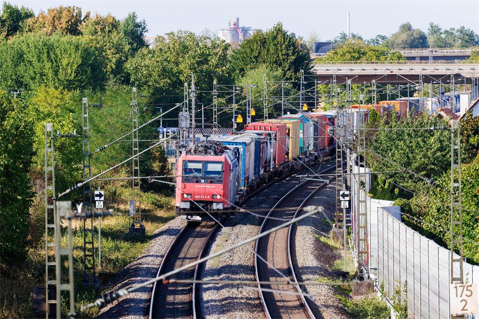 Ein anscheinend betrunkener Güterzug-Führer hält auf freier Strecke an - jetzt wird ermittelt. (Symbolbild)Philipp von Ditfurth/dpa
