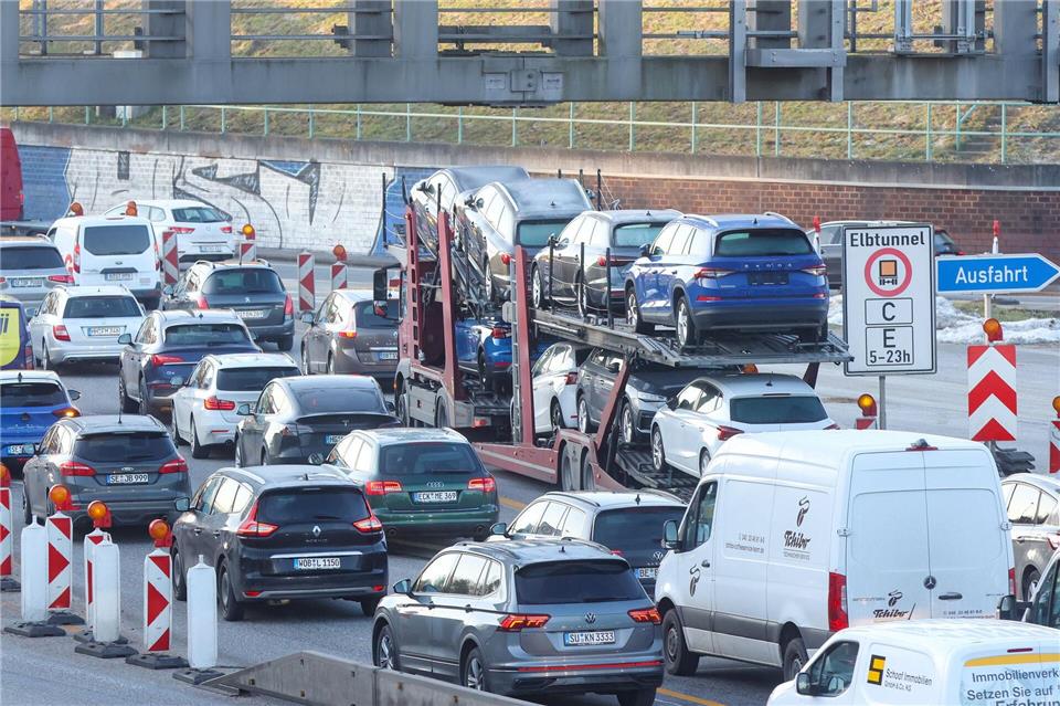 Ein auf der Köhlbrandbrücke liegengebliebener Transporter mit Überbreite hat zu langen Staus auf der A7 geführt. (Archivbild)Bodo Marks/dpa