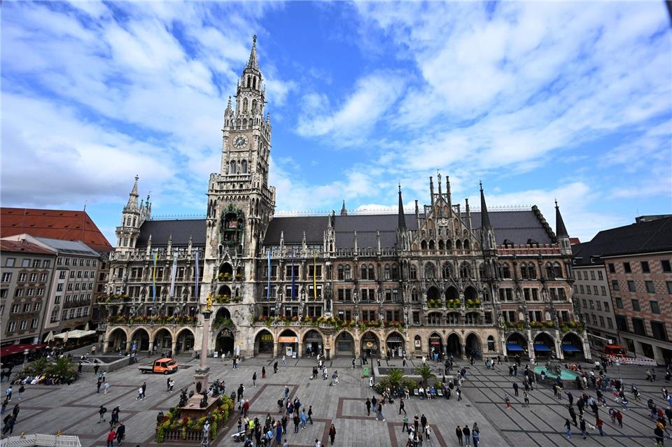 Ein aufmerksamer Mitarbeiter des Sicherheitsdienstes bemerkte den Mann im Münchner Rathaus. (Archivbild)Felix Hörhager/dpa