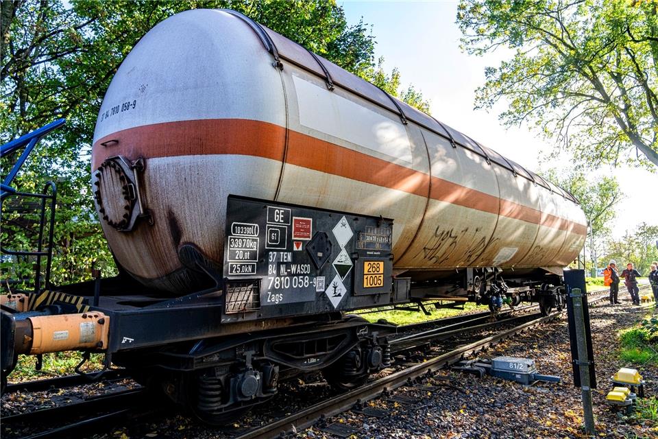 Ein aus den Schienen gesprungener Kesselwagen steht im Bereich einer Weiche.