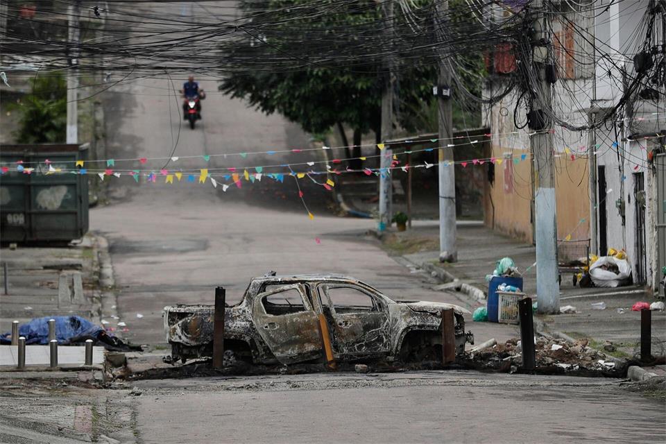 Ein ausgebranntes Auto versperrt eine Straße in der Favela „Complexo de Israel“, nahe weiterer Favelas, in denen die Polizei derzeit Razzien gegen Drogenbanden durchführt.Bruna Prado/AP/dpa