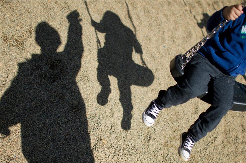 Ein begleiteter Umgang kann nötig sein, um Beziehung und Vertrauen zwischen Kind und Elternteil wieder aufzubauen.Julian Stratenschulte/dpa/dpa-tmn