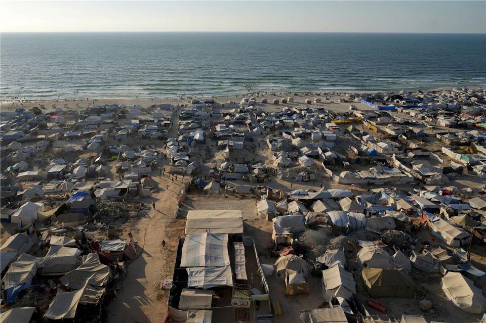 Ein behelfsmäßiges Zeltlager für vertriebene Palästinenser nahe GazaJehad Alshrafi/AP/dpa