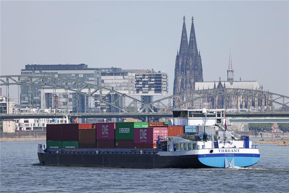 Ein beladenes Containerschiff am Rhein, im Hintergrund der Kölner Dom. Alles in allem haben die Binnenschiffe zuletzt weniger transportiert als zuvor.Oliver Berg/dpa