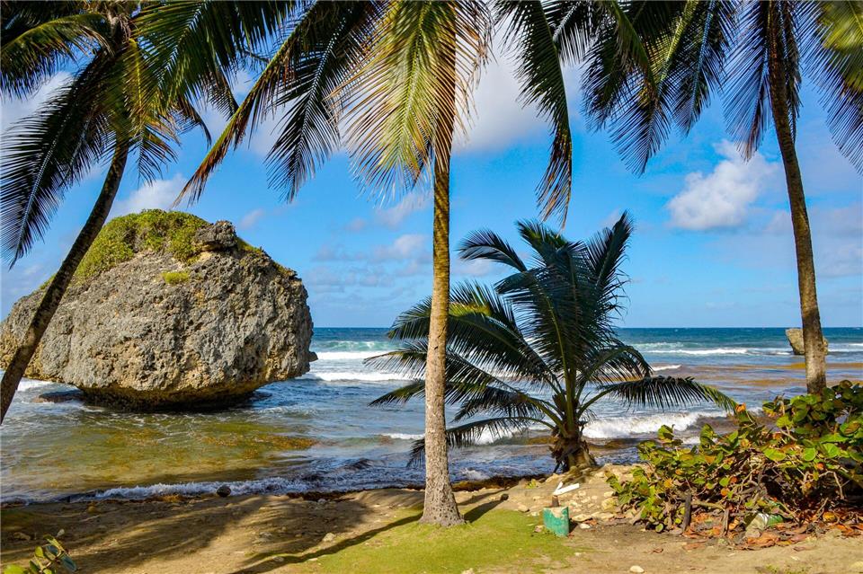 Ein beliebtes Ausflugsziel auf Barbados: der Strand am Mushroom Rock, der an einen Pilz erinnert.Joachim Hauck/dpa-tmn