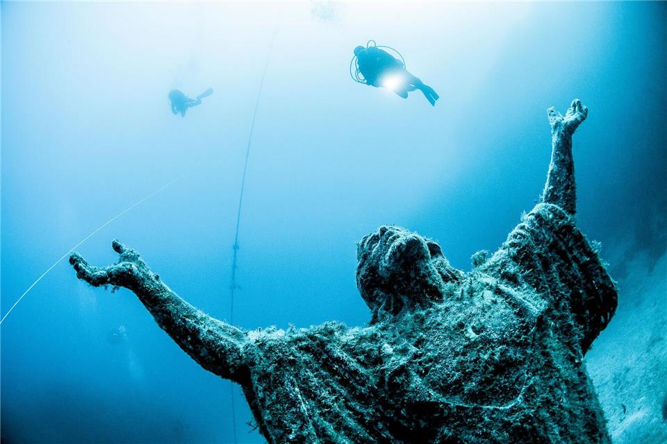 Ein beliebtes Ziel für Taucher: die Statue „Kristu tal-Baħħara“ (Christus der Seefahrer) vor der Küste Maltas, die 1990 zu Ehren des Besuchs von Papst Johannes Paul II. auf dem Meeresgrund aufgestellt wurde.Matthew Farrugia/VisitMalta/dpa-tmn