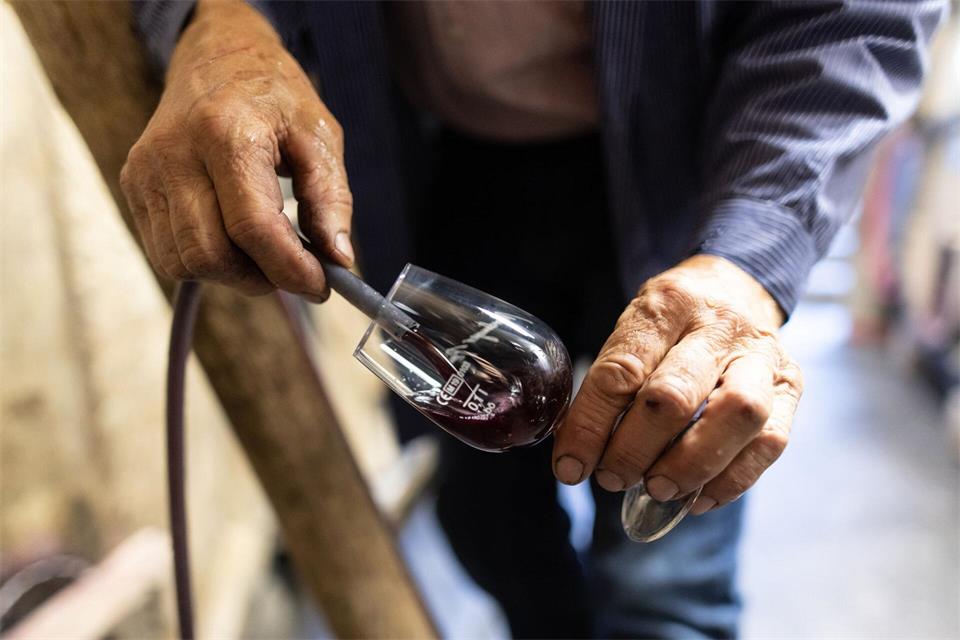 Ein berühmter Klassiker für Süßweine ist Portwein aus roten Trauben. Bei dem wird die Gärung durch die Zugabe von hochprozentigem Alkohol gestoppt. Ein Teil des natürlichen Zuckers in den Trauben bleibt erhalten. picture alliance/dpa/dpa-tmn