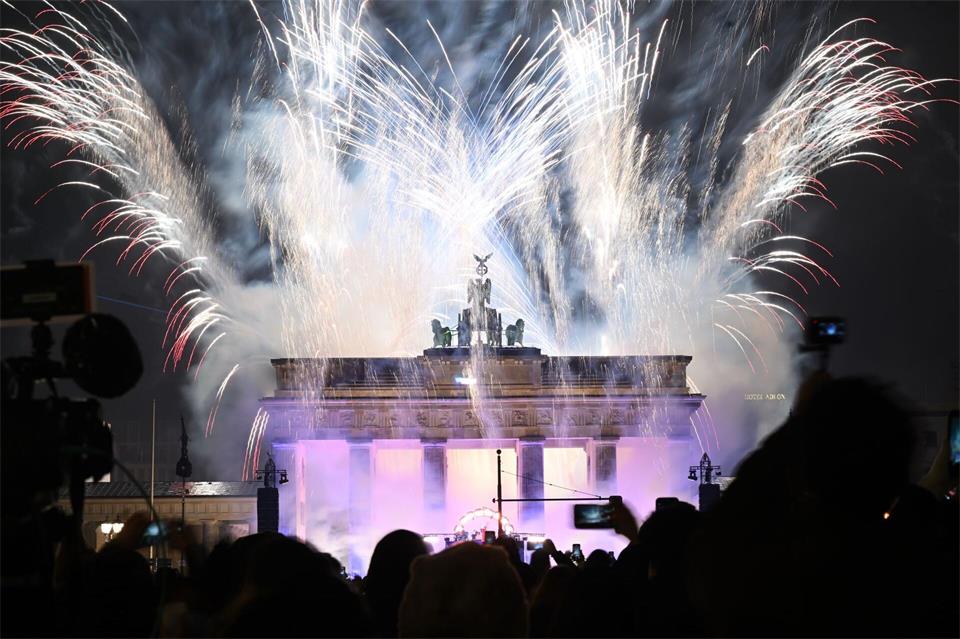 Ein berühmtes Bild: Silvesterfeuerwerk am Brandenburger Tor. (Archivbild)Britta Pedersen/dpa