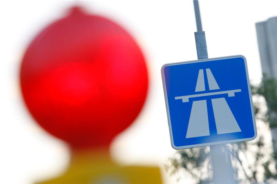 Ein beschädigter Gullydeckel sorgt für einen Unfall auf der Autobahn 9. (Symbolbild)Florian Schuh/dpa