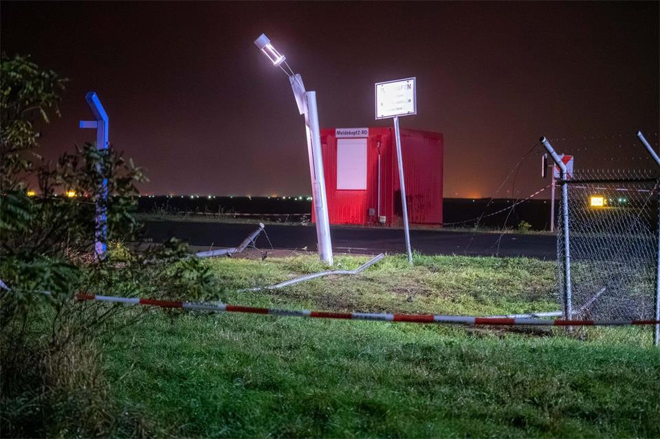 Ein beschädigter Zaun am Flughafen Leipzig/Halle hat einen Polizeieinsatz ausgelöst.Erik-Holm Langhofof/EHL Media/dpa