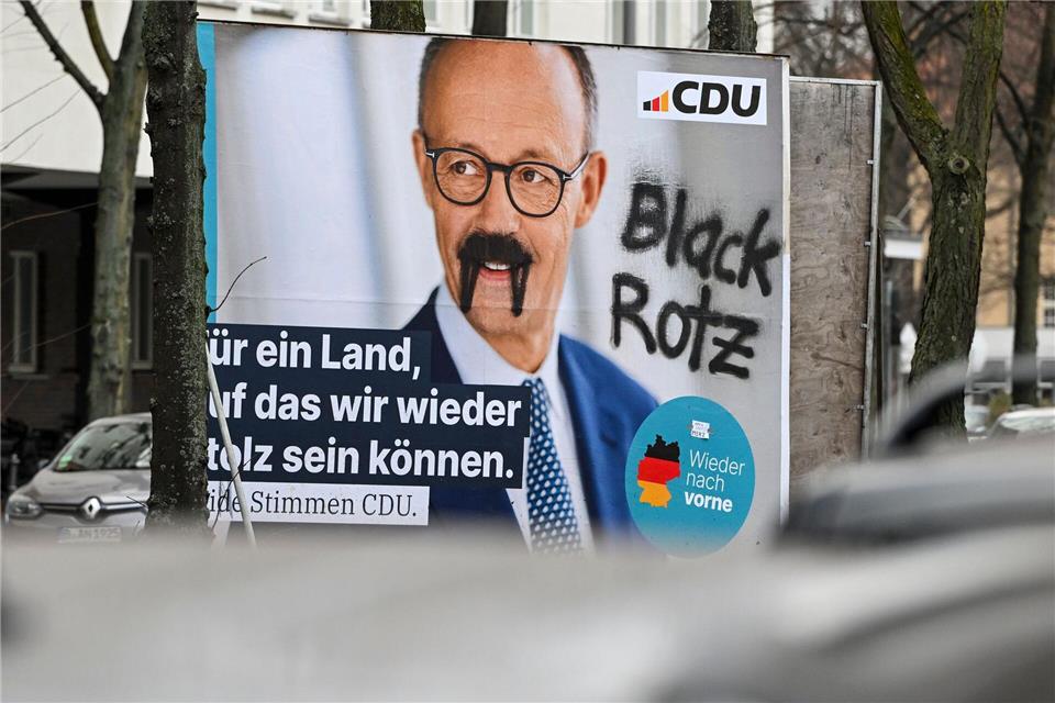 Ein beschmiertes Wahlplakat der CDU in Kreuzberg.Jens Kalaene/dpa