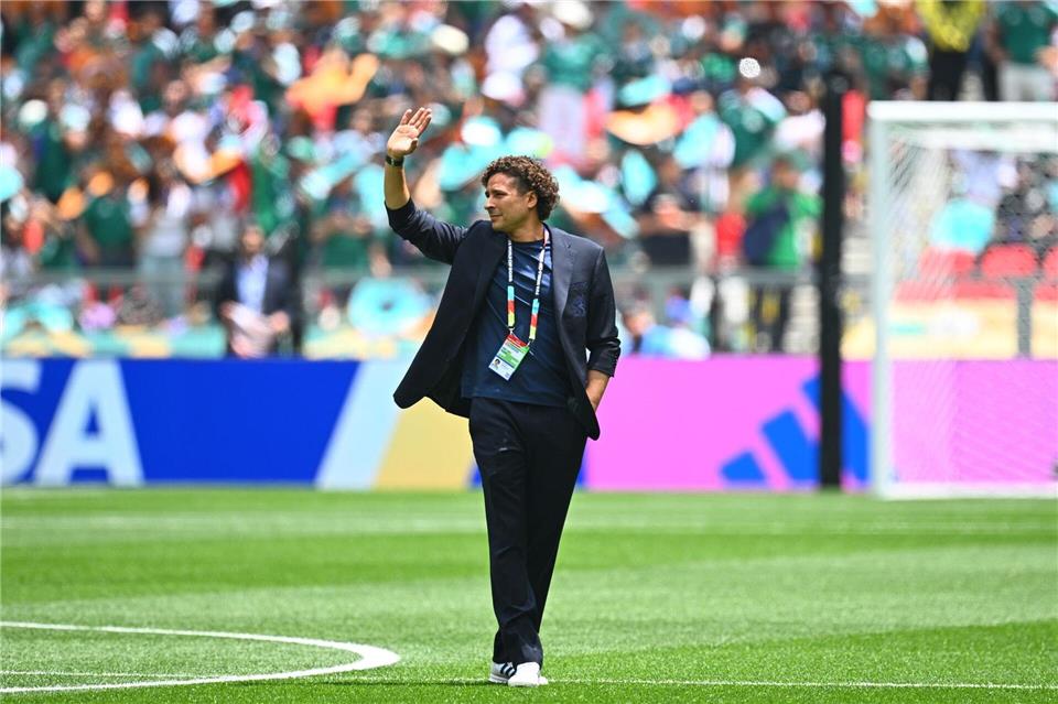 Ein besonderer Moment: Ochoa ging allein über den Rasen vor dem Eröffnungsspiel. (Archivbild)Tom Weller/dpa