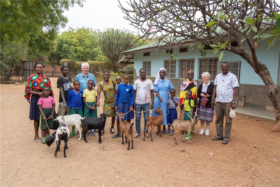 Heidener Engagement trägt Früchte in Uganda Ein besonderes Projekt haben Schwester Julian und Pfarrer Paul Ngole in der Diözese Moroto mit finanzieller Hilfe von den Klümpers auf den Weg gebracht: Bedürftige Familien erhalten tragende Ziegen mit der Bitte, das von der Mutter entwöhnte Ziegenjunge an eine andere bedürftige Familie weiterzugeben.