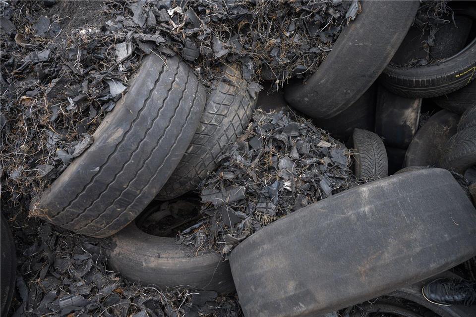 Ein besonderes Verfahren wird angewandt, um Altreifen in ihre Ausgangsstoffe zu zerlegen (Archivbild) Oliver Dietze/dpa