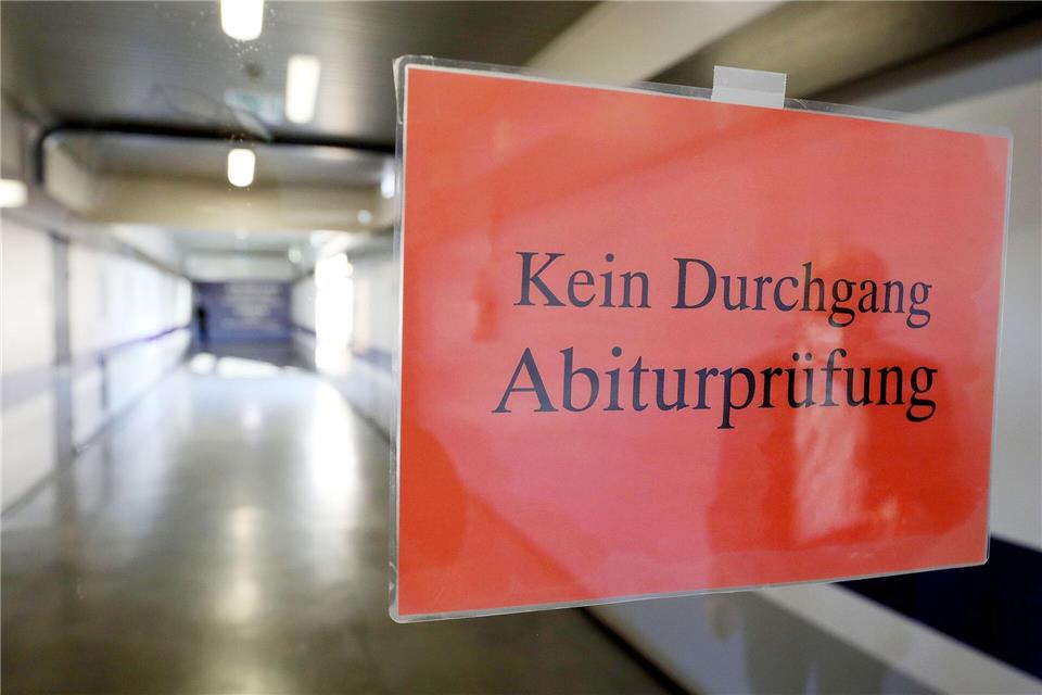 Ein bestandenes Abitur öffnet den Weg zu Hochschulen. Täuschungsversuche können streng geahndet werden. (Symbolbild)Oliver Berg/dpa