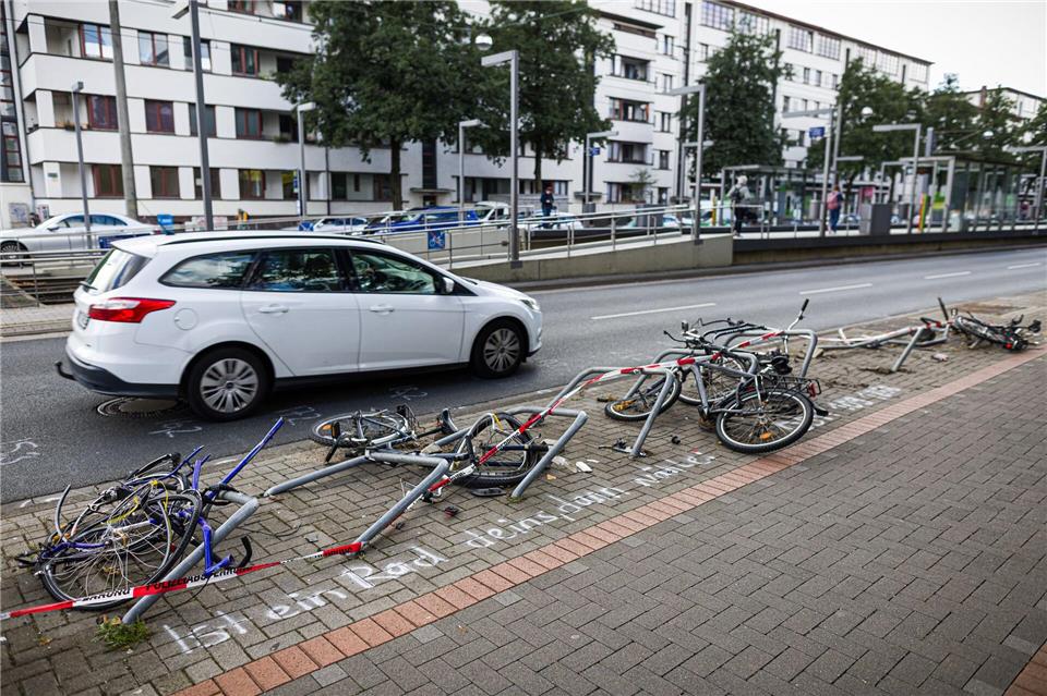 Ein betrunkener Autofahrer hat in Hannover 14 Fahrradständer überfahren.Moritz Frankenberg/dpa