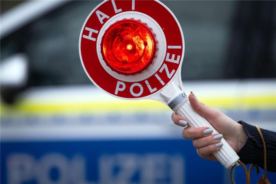 Ein betrunkener Autofahrer ignoriert die Anhaltesignale der Polizei und flüchtet mit überhöhter Geschwindigkeit. (Symbolbild)Soeren Stache/dpa