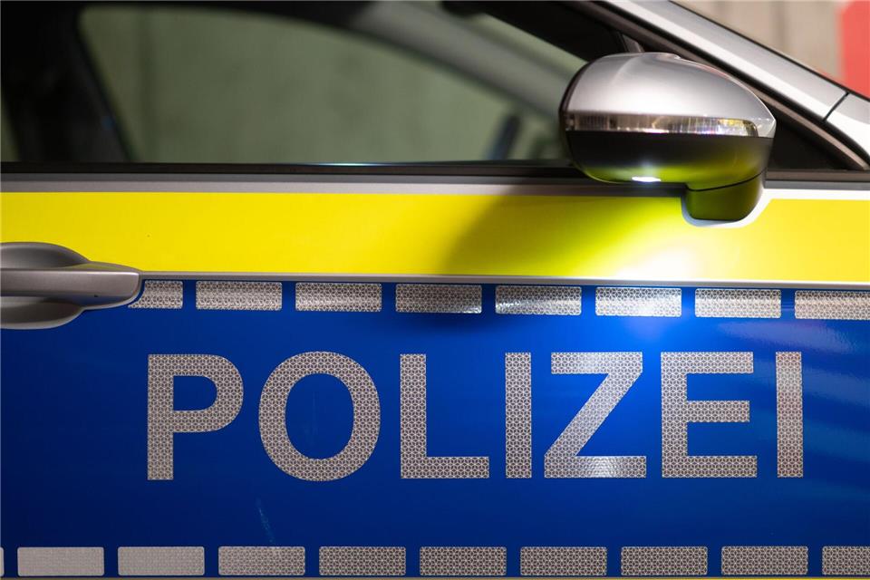 Ein betrunkener Autofahrer ist in Plauen mit einem Streifenwagen der Polizei kollidiert.(Symbolbild)Robert Michael/dpa