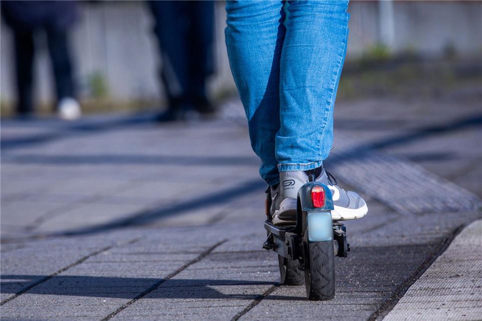 Ein betrunkener E-Scooter-Fahrer wird in Verden von der Polizei angehalten. (Symbolbild)Jens Büttner/dpa