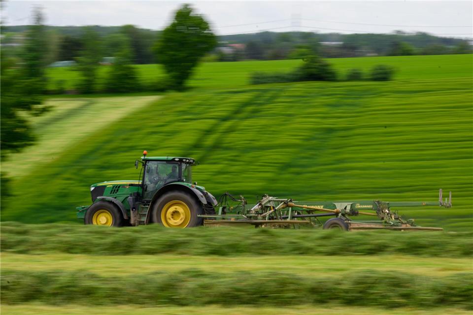 Ein betrunkener Traktorfahrer hat die Polizei mehrfach beschäftigt. (Symbolbild) Hendrik Schmidt/dpa