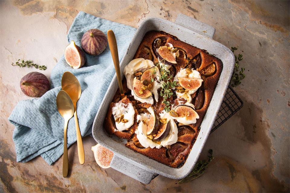 Ein bisschen Auflauf, ein bisschen Kuchen: Die Feigen-Clafoutis aus gesüßtem Eierteig wird mit Creme Fraiche, Honig, Thymian, Mandeln und Pistazien zubereitet.Christin Klose/dpa-tmn