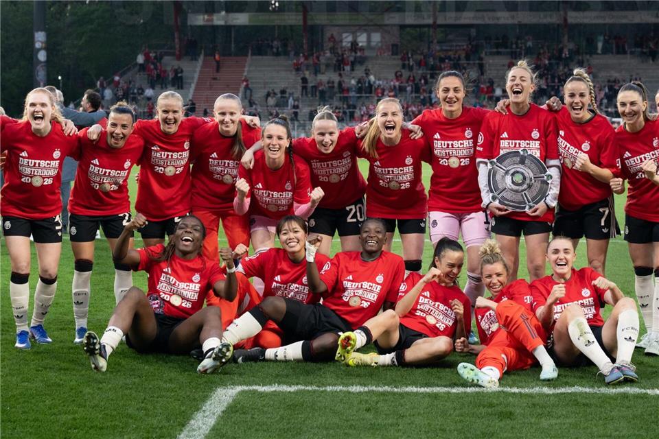 Ein bisschen feiern, aber dann ging der Blick schon auf die kommenden Aufgabe, die FC Barcelona heißt. Soeren Stache/dpa