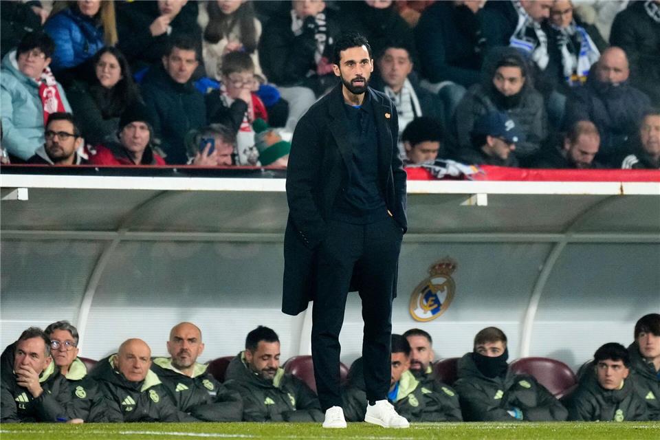 Ein bitterer Abend für Álvaro Arbeloa bei seinem Einstand als Trainer von Real Madrid. Jose Breton/AP/dpa
