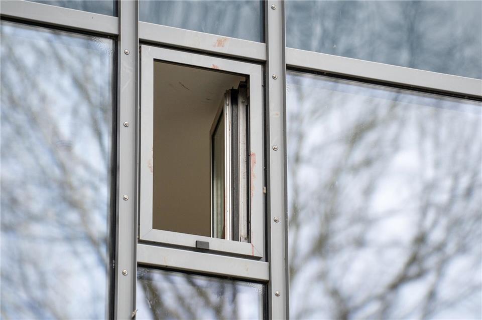 Ein blutverschmiertes Fenster in einem Hotel in Werne, in dem eine Frau erstochen wurde.Max Lametz/dpa