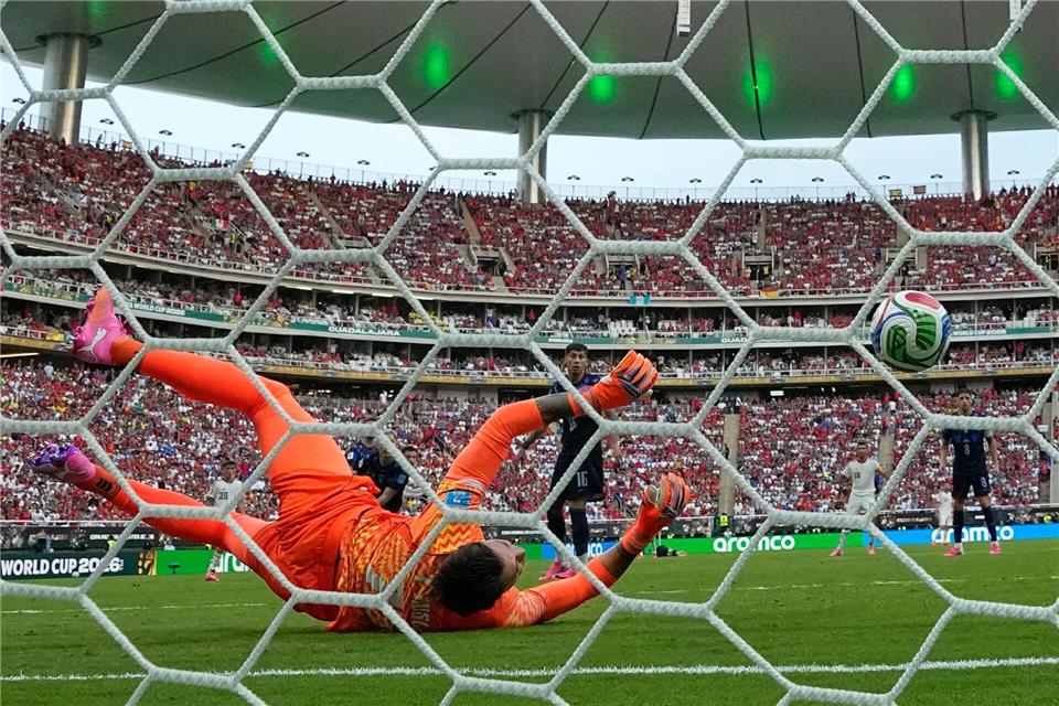 Ein böser Patzer von  Fernando Muslera besiegelte Uruguays WM-Aus.Natacha Pisarenko/AP/dpa