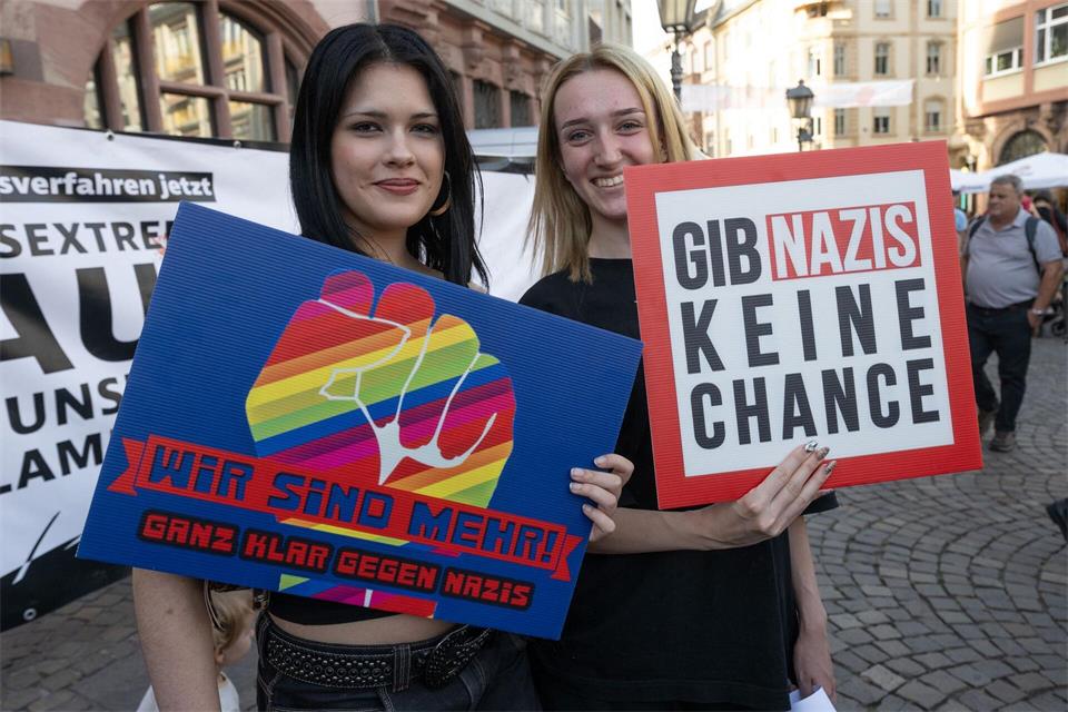 Ein breites Bündnis von Organisationen hat in Frankfurt zu einer Demo gegen die AfD aufgerufen.Boris Roessler/dpa